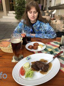 Обед на экскурсии, оленина и сардельки